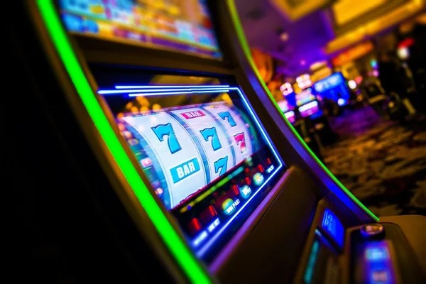 Live dealer at btv168 roulette table with digital display of current bet limits and payout odds